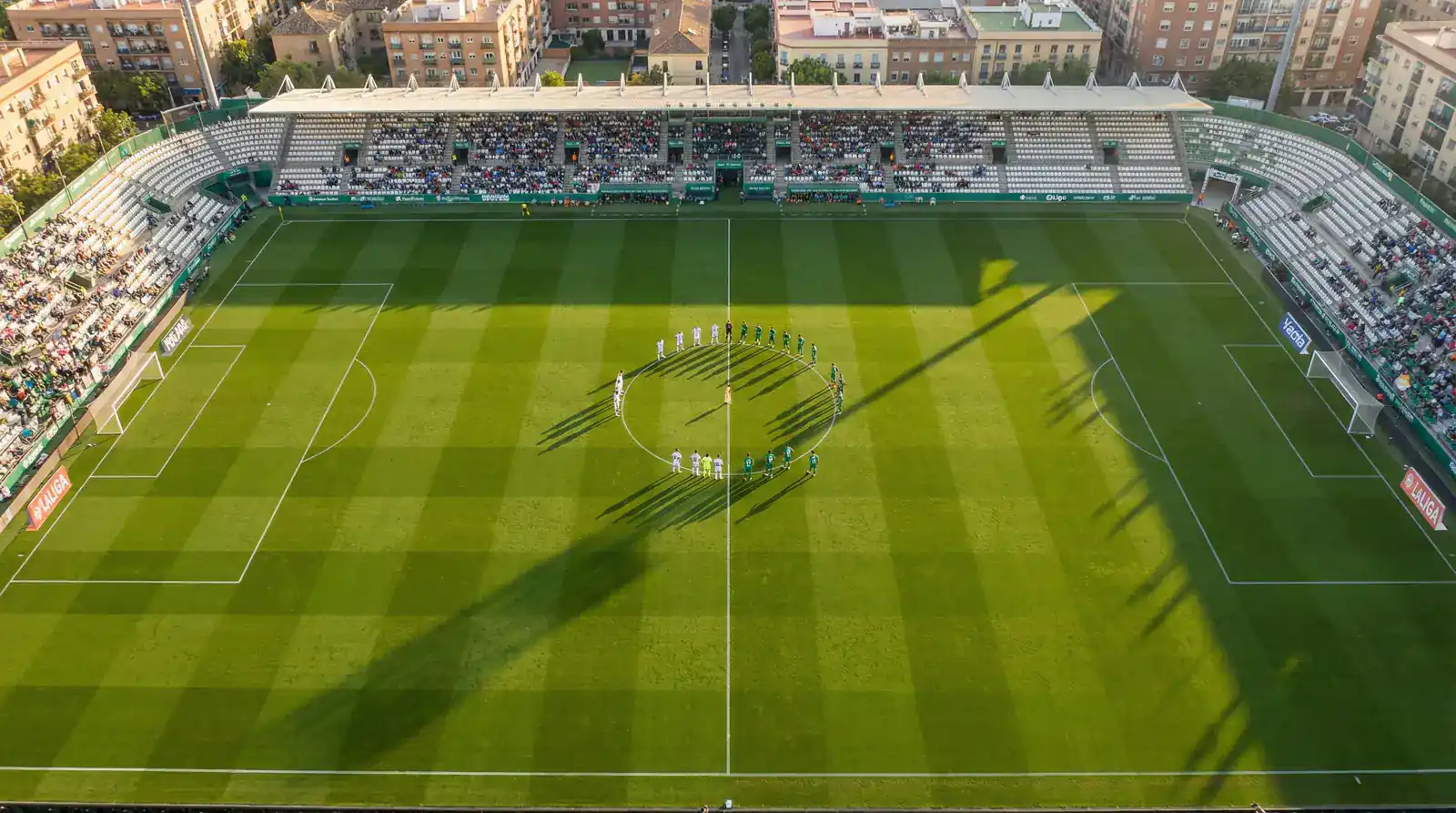 Vista aérea de un partido de La Liga mostrando formación táctica de dos equipos en el campo